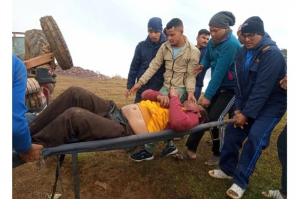 बैतडीको मेलौलीमा ट्याक्टर दुर्घटना, तीन जना घाइते 